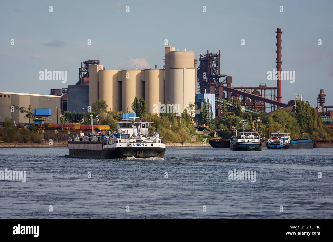 Duisburg, Nordrhein-Westfalen, Deutschland - Frachter am Südhafen, Zementwerk Holcim hinten links, ThysseKrupp Steel Hochofen SC Stockfoto