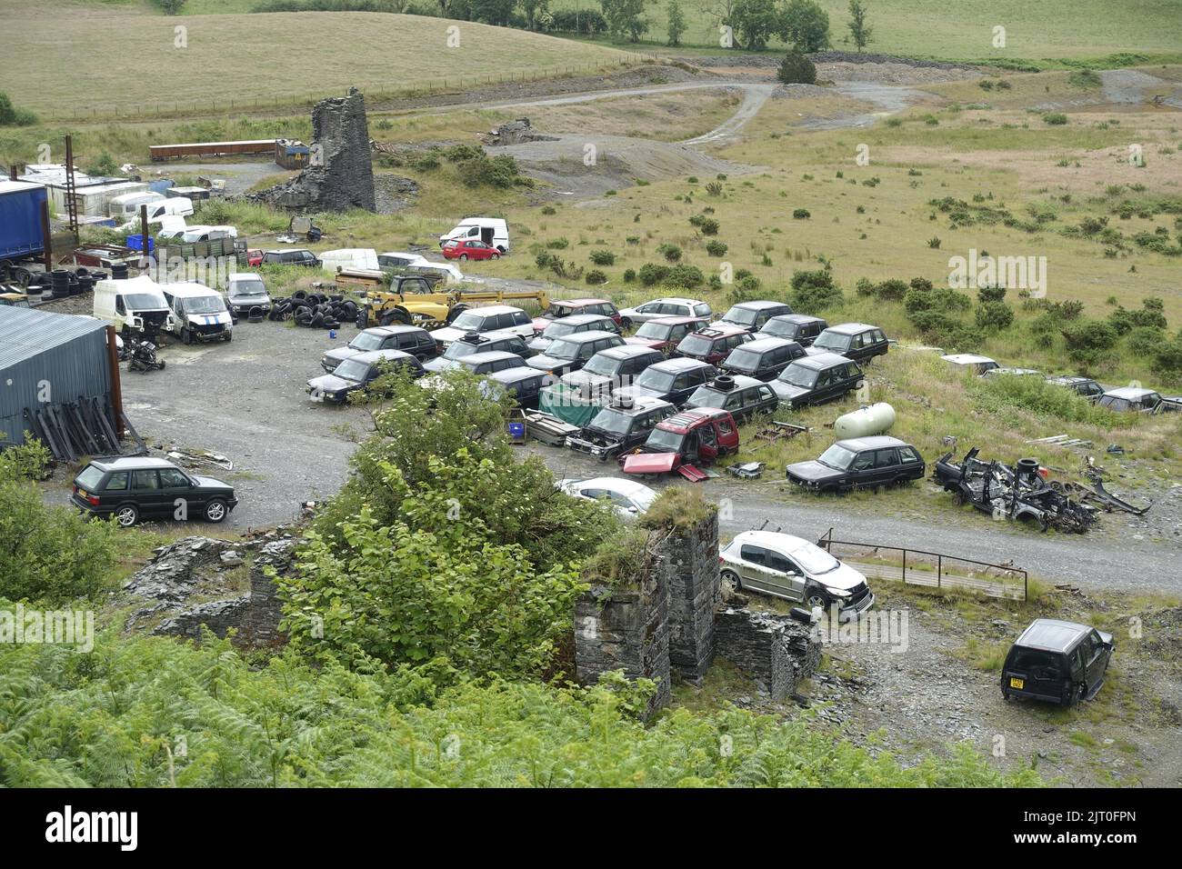 Große Anzahl von gebrauchten Range Rovers auf dem Rückbaugelände in abgelegener Landschaft in der Nähe von Trisant West Wales, Großbritannien Stockfoto