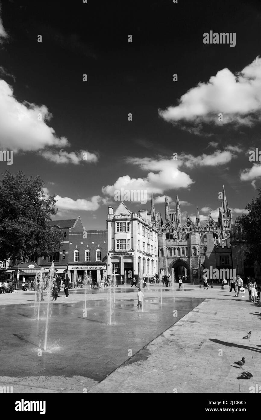 Die Wasserbrunnen in Cathedral Square, Peterborough, Cambridgeshire, England, Großbritannien Stockfoto