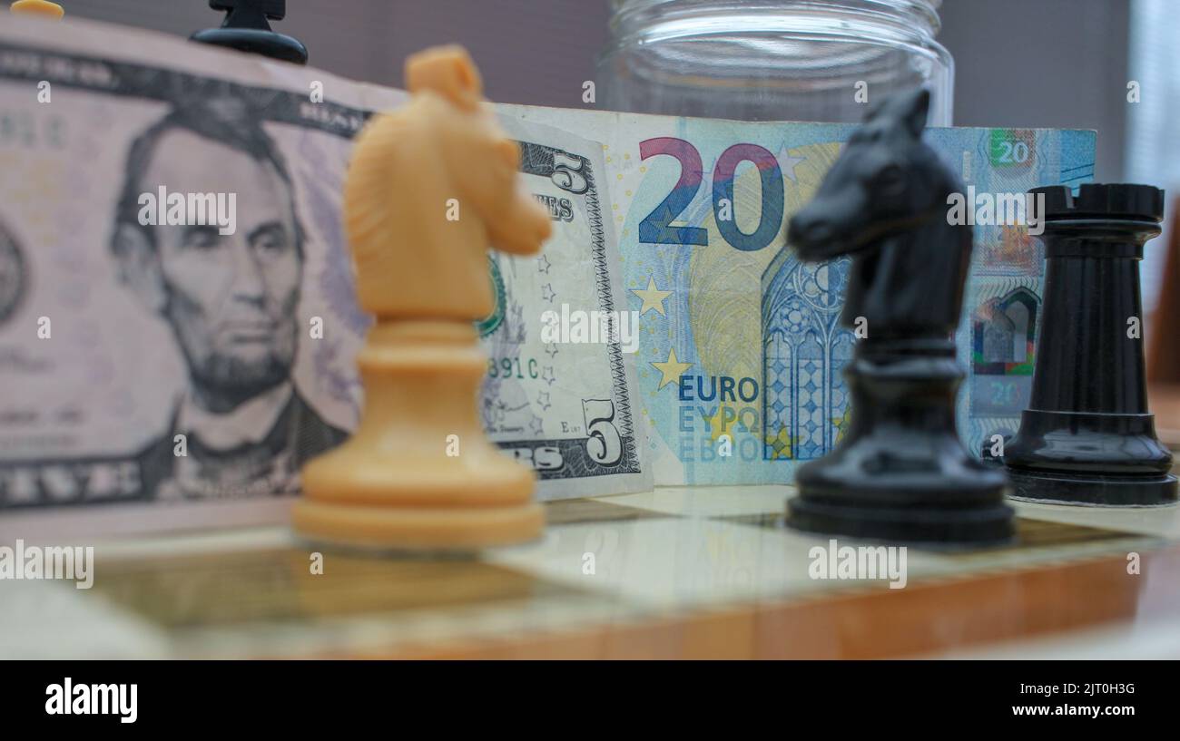 Der Kampf zwischen Dollar und Euro auf dem Schachbrett Stockfoto