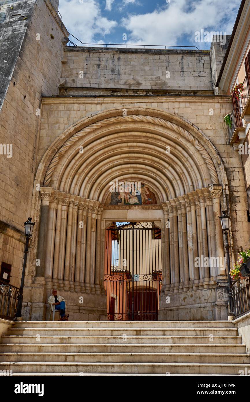 Eingang zur Chiesa di San Francesco della Scarpa, Sulmona, Provinz L’Aquila, Region Abruzzen, Italien, Europa Stockfoto