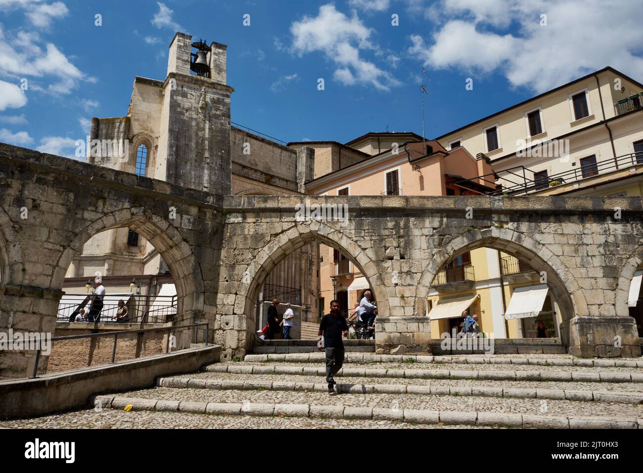 Aquadukt, Acquedotto Mediavale, hinten die Chiesa di San Francesco della Scarpa, Sulmona, Provinz L’Aquila, Region Abruzzen, Italien, Europa Stockfoto