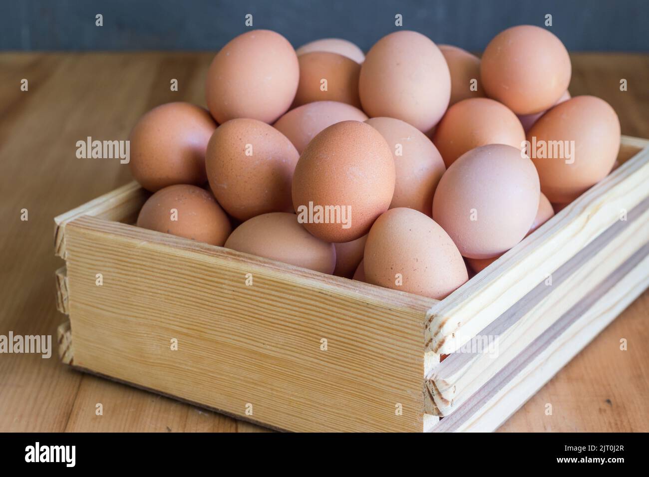 Eier in Holzkorb in rustikaler Küche - Foto Stockfoto