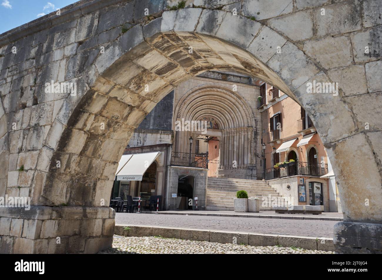 Aquadukt, Acquedotto Mediavale, Blick durch einen Bogen auf den Eingang der Chiesa di San Francesco della Scarpa, Sulmona, Provinz L’Aquila, Abruzzen Stockfoto