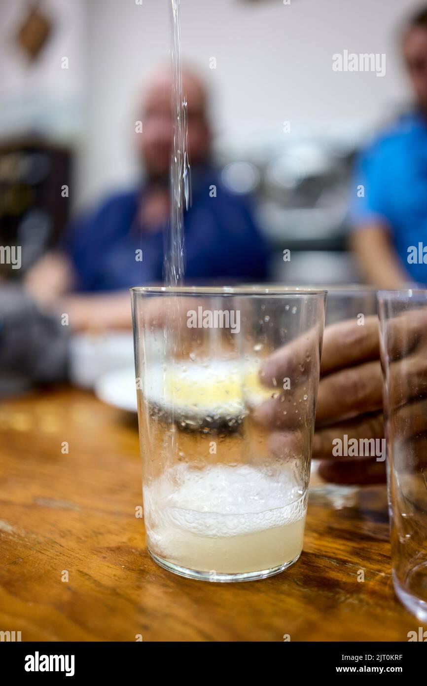 Txakoli, der typischste Weißwein im Baskenland, Spanien. Stockfoto