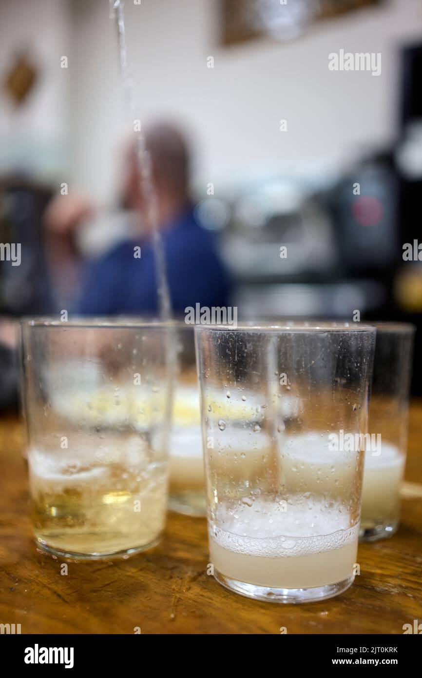 Txakoli, der typischste Weißwein im Baskenland, Spanien. Stockfoto
