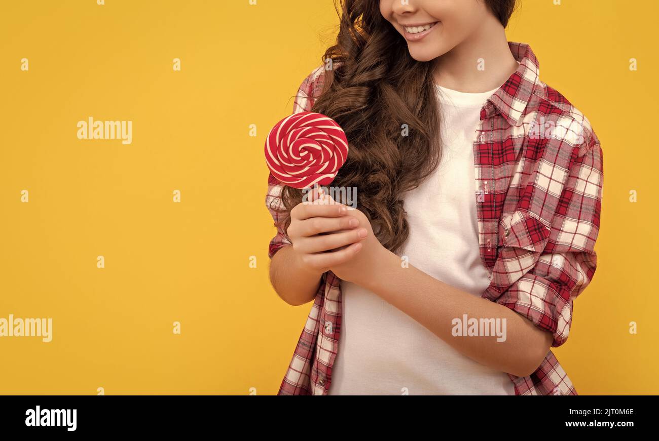 Teen Zahnpflege. Süßer Zahn. Lecker. Glückliches Mädchen halten Lollipop. lollipop Kind. Stockfoto Teen Zahnpflege. Süßer Zahn. Lecker. Glückliches Mädchen halten Lollipop. lollipop Kind. Stockfoto