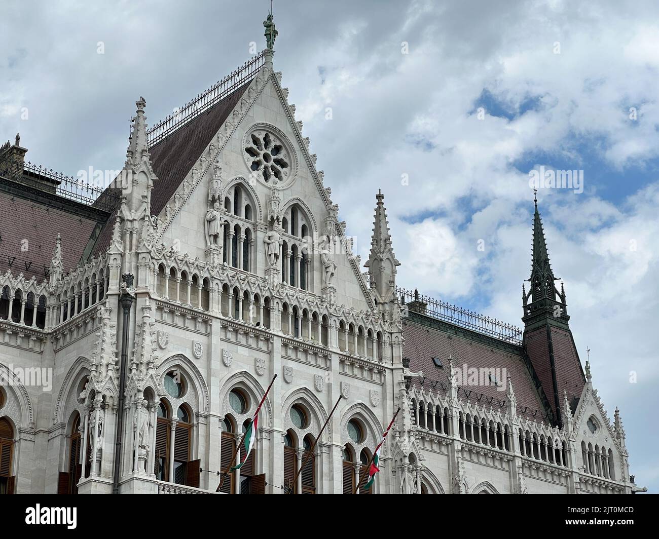 Budapest, Ungarn - 13.07.2022: Türme des ungarischen parlamentsgebäudes gegen den Himmel. Budapest Stockfoto