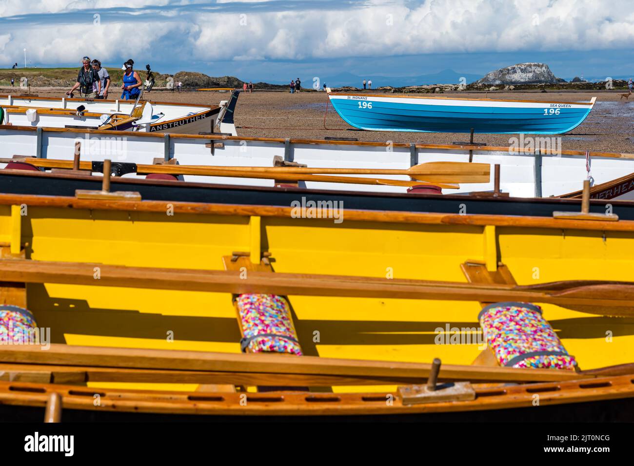 North Berwick, East Lothian, Schottland, Großbritannien, 27.. August 2022. Coastal Rowing Regatta: Die Küstenstadt veranstaltet an einem schönen sonnigen Tag die jährliche Regatta im Firth of Forth mit Teams aus Clubs im Osten Schottlands. Kredit: Sally Anderson/Alamy Live Nachrichten Stockfoto