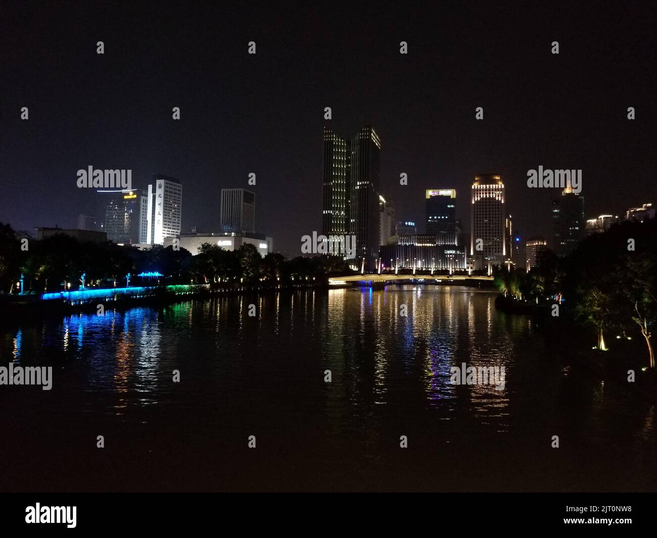 Der Blick auf Hangzhou bei Nacht mit Lichtreflexionen im See. China. Stockfoto