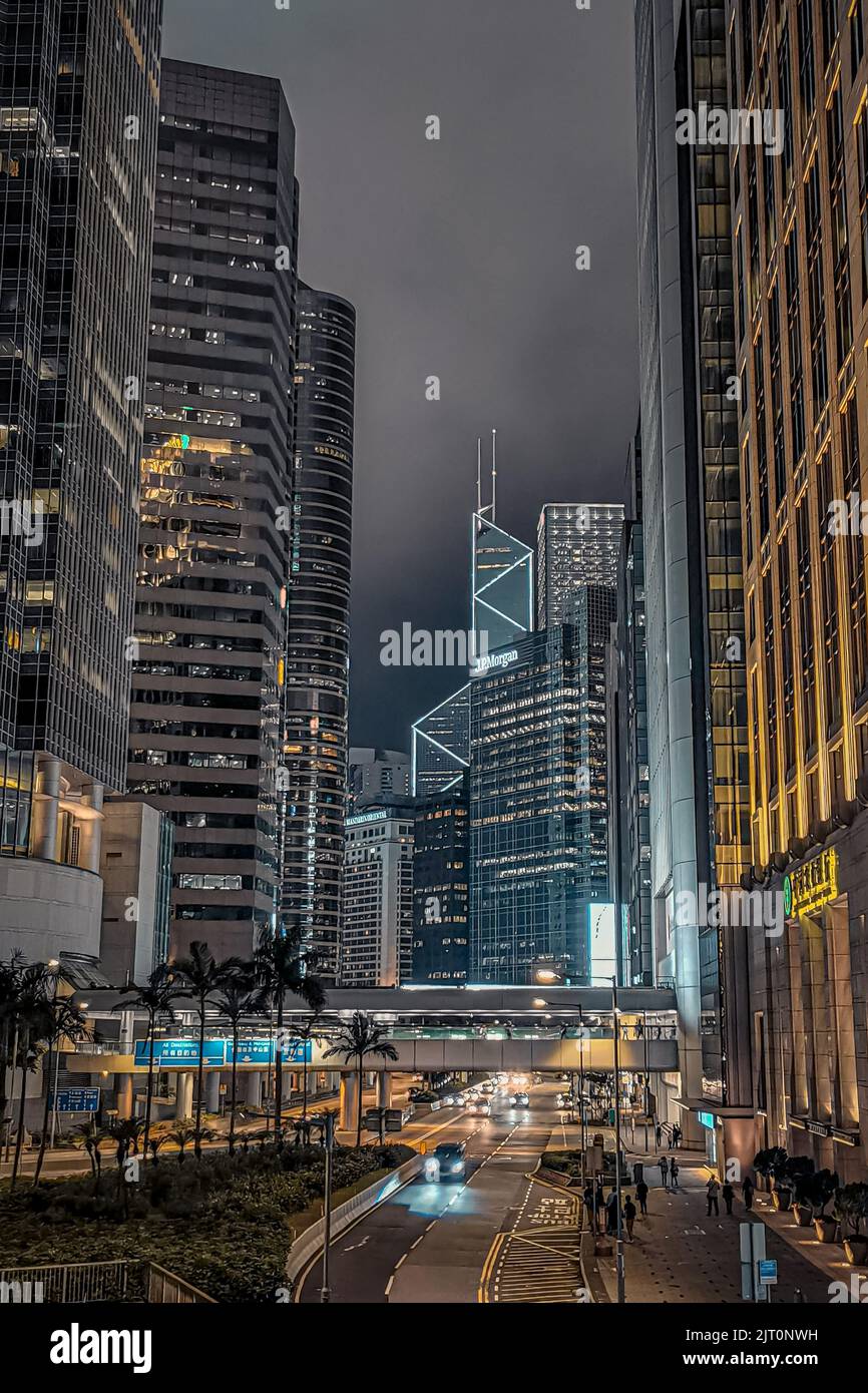 Eine vertikale Aufnahme der modernen Architektur von Honk Kong mit Bank of China Tower im Hintergrund. Stockfoto