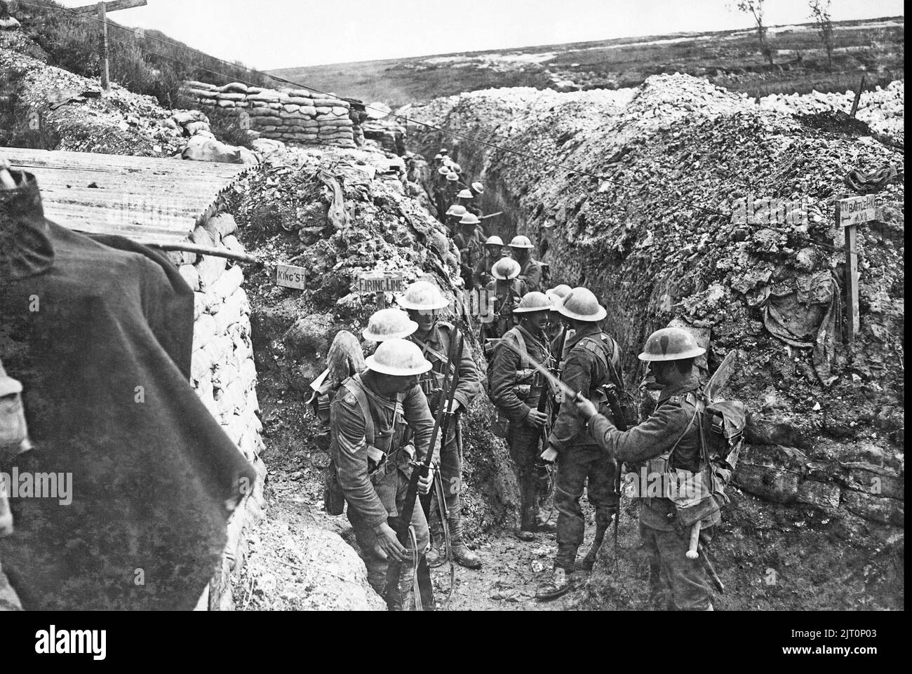 ERSTE SOLDATEN DES 1. Bataillons der Lancaster Fusiliers in Schützengräben in der Nähe des Dorfes Beaumont Hamel im Jahr 1916. Foto: Ernest Brooks Stockfoto