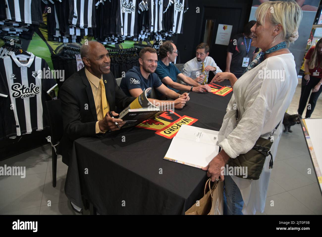 Luther Blissett unterschreibt das neue Buch über 100 Jahre Watford FC 100 Jahre an der Vicarage Road Stockfoto