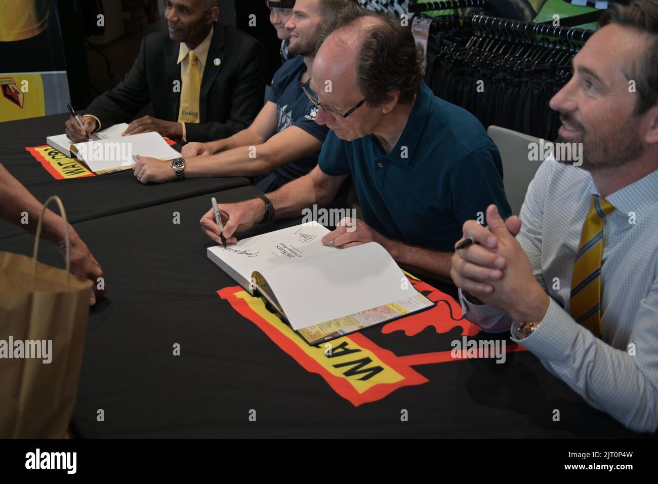 Der Historiker Geoff Wicken unterzeichnet sein Buch, das über 100 Jahre des Watford FC 100 Jahre an der Vicarage Road geschrieben hat Stockfoto