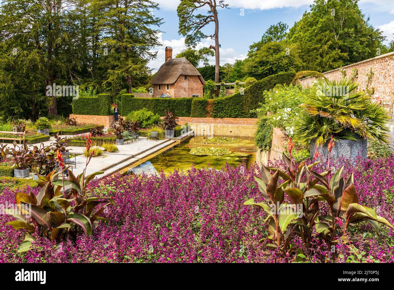 Der farbenfrohe viktorianische Duftgarten im restaurierten Garten und Hotel „The Newt in Somerset“, bei Bruton, England, Großbritannien Stockfoto