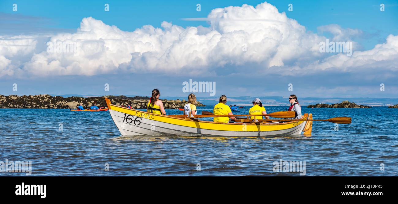 North Berwick, East Lothian, Schottland, Großbritannien, 27.. August 2022. Coastal Rowing Regatta: Die Küstenstadt veranstaltet an einem schönen sonnigen Tag die jährliche Regatta im Firth of Forth mit Teams aus Clubs im Osten Schottlands. Kredit: Sally Anderson/Alamy Live Nachrichten Stockfoto