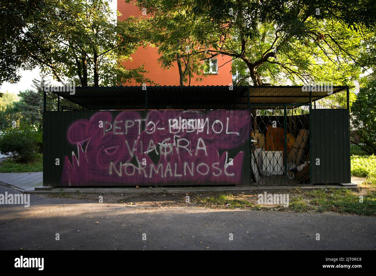 Am 26. August 2022 wird in Warschau, Polen, eine Graffiti über einen Mülldeponie mit der Aufschrift „Pepto-Bismol viagrag normalcy“ gesehen. Stockfoto