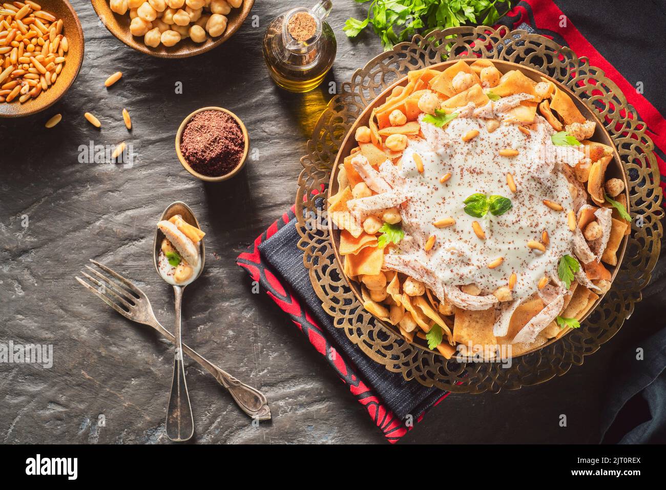 Arabische Küche: Das traditionelle libanesische „Chicken Fatteh“ umfasst Kichererbsen, geröstetes Pitabrot und geschreddertes Huhn. Stockfoto