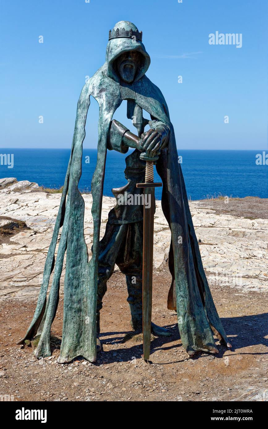 Bronzestatue von König Arthur und seinem Schwert von Rubin Eynon auf Tintagel Castle Cornwall