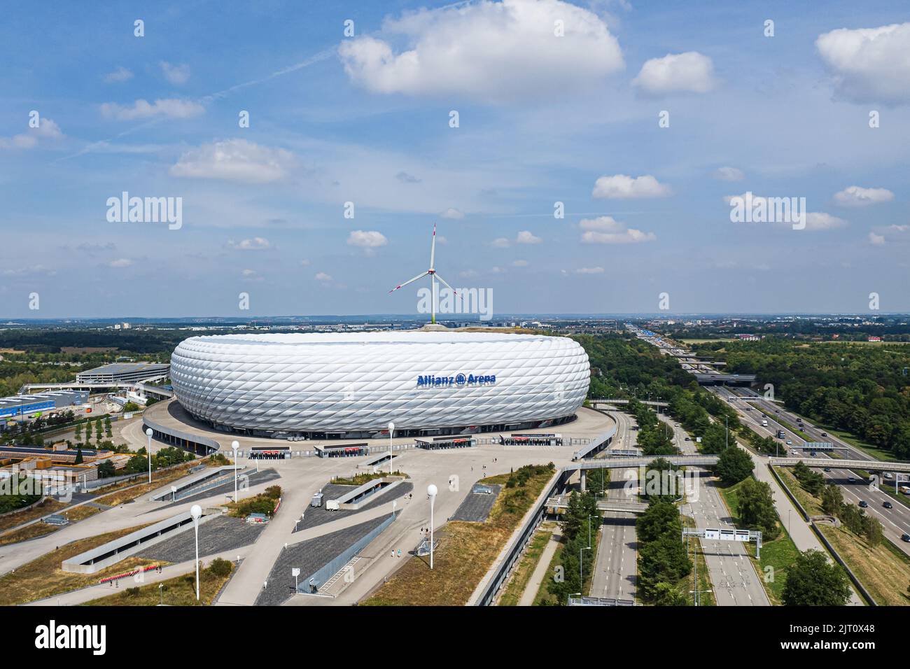 Luftaufnahme des Fußballstadions Allianz Arena. Es wurde von Herzog de Meuron und ArupSport entworfen. MÜNCHEN, DEUTSCHLAND - AUGUST 2022 Stockfoto