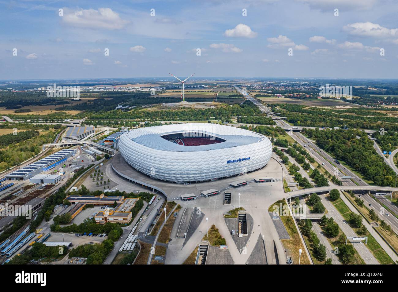 Luftaufnahme des Fußballstadions Allianz Arena. Es wurde von Herzog de Meuron und ArupSport entworfen. MÜNCHEN, DEUTSCHLAND - AUGUST 2022 Stockfoto