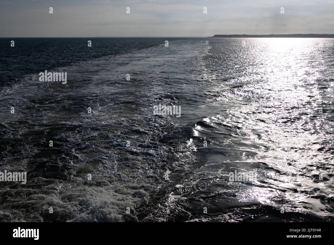 Wache hinter einem Schiff auf, das die Sonne reflektiert Stockfoto