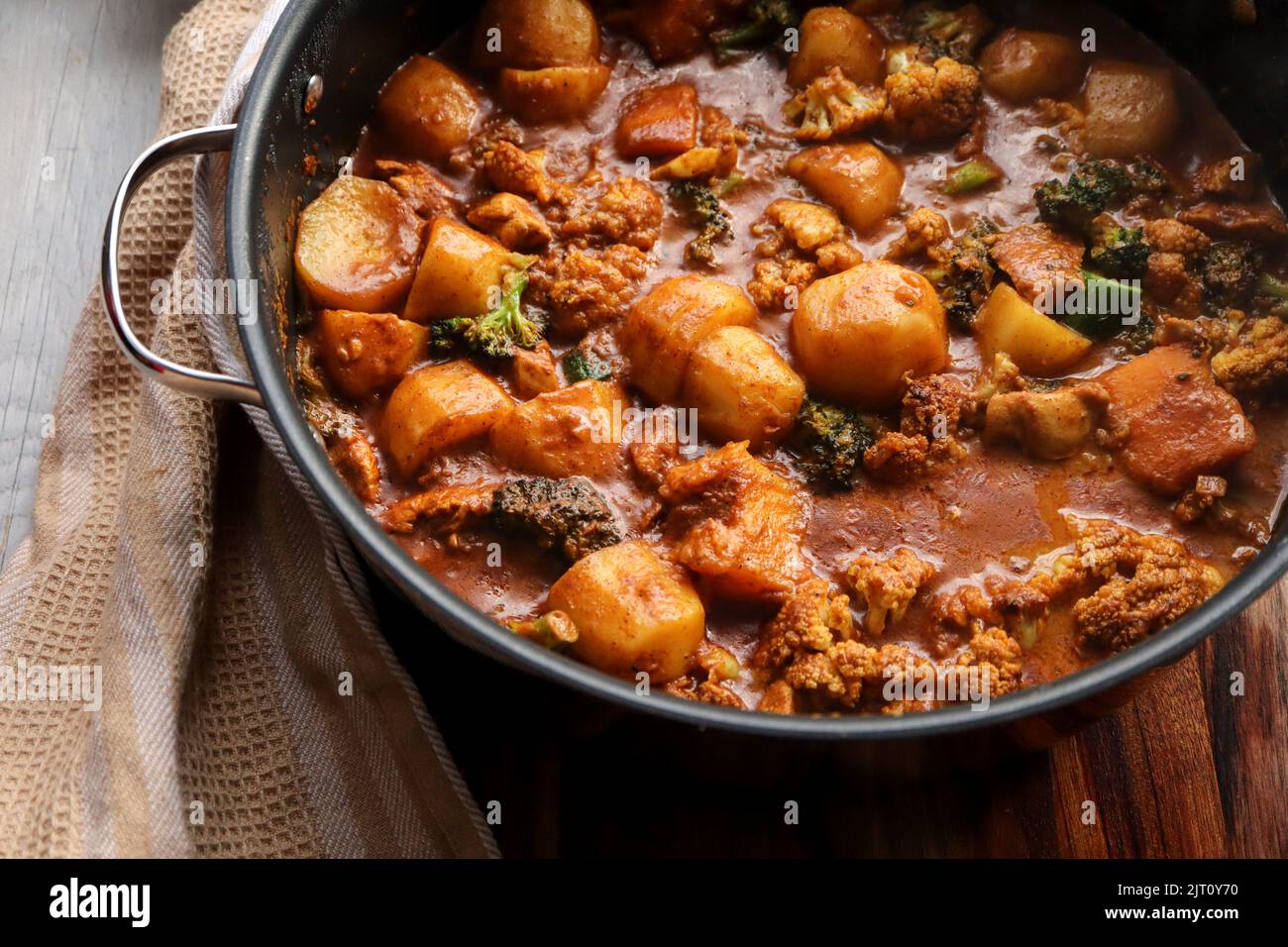Mildes Gemüsekurie mit Kartoffeln, Kürbis, Blumenkohl und Brokkoli Stockfoto