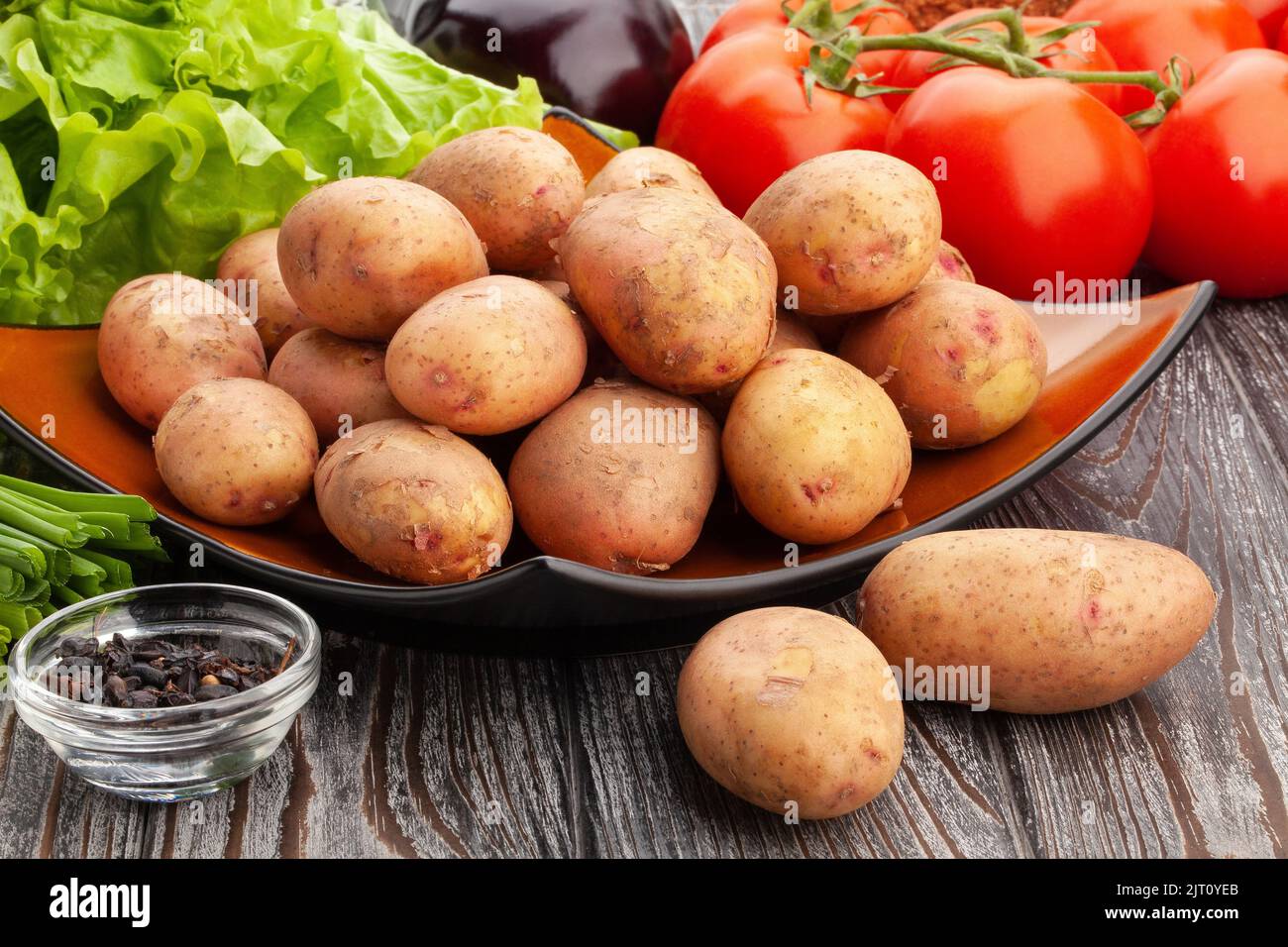 Kartoffelhaufen auf Holzhintergrund Stockfoto