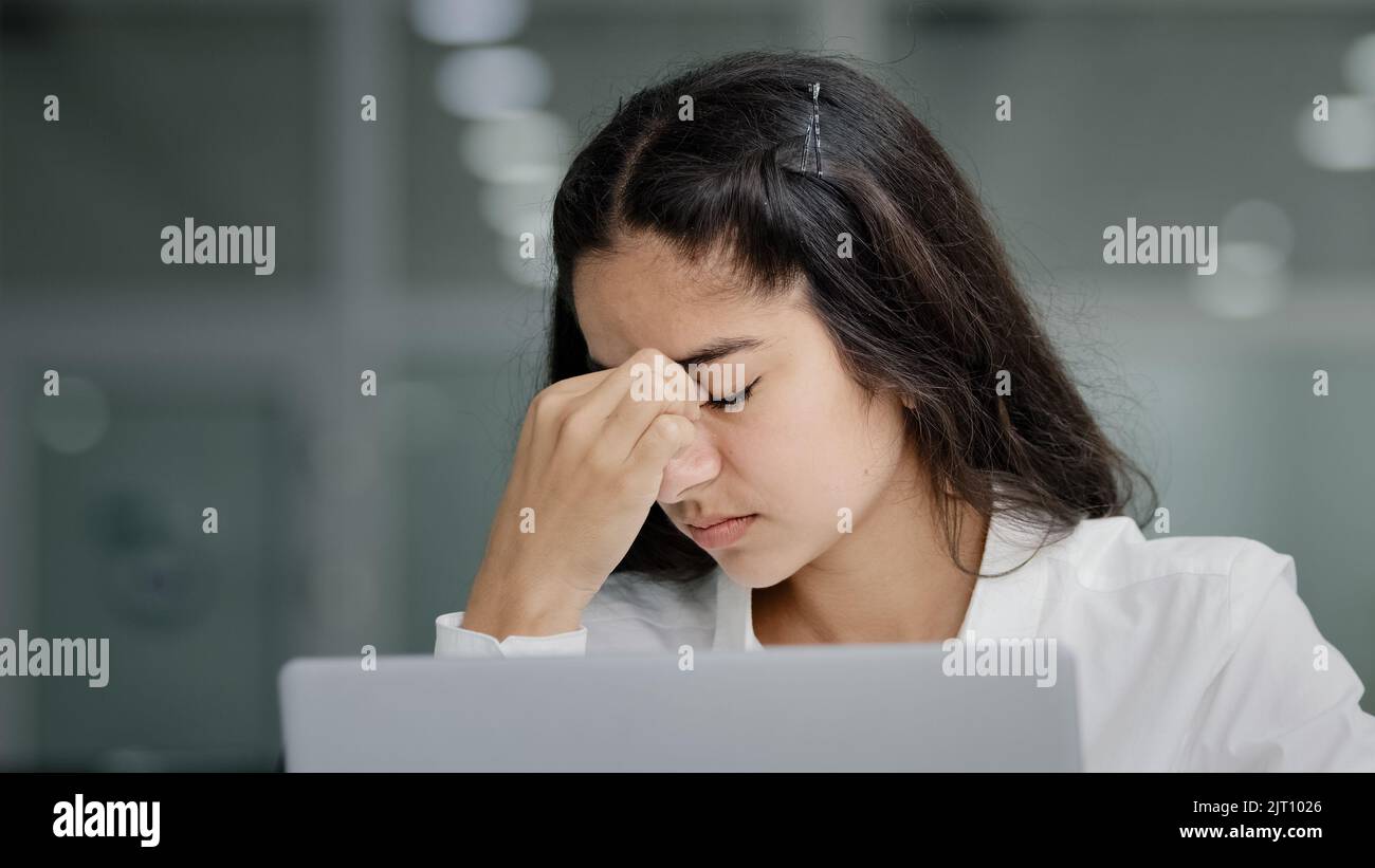 Nahaufnahme junge traurig müde Frau Manager Blick auf Laptop-Bildschirm im Büro Gefühl erschöpft Kopfschmerzen Müdigkeit nach der Verwendung von Computer arbeiten Überlastung Stockfoto