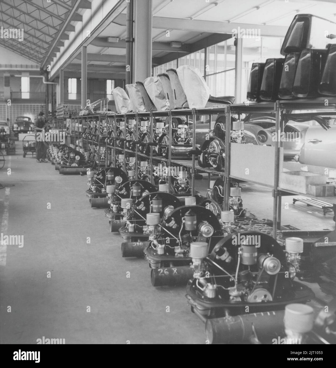 Porsche Geschichte. Eine seltene Ansicht der Porsche-Autofabrik in Stuttgart Deutschland im Jahr 1950s. Im Fabrikgebäude werden Porsche Autoteile in einem Lager gesehen, das in verschiedenen Porsche-Modellen auf einer Montagelinie verwendet wird, wo Arbeiter die Porsche-Autos installieren und zusammenbauen. 1951. Stockfoto