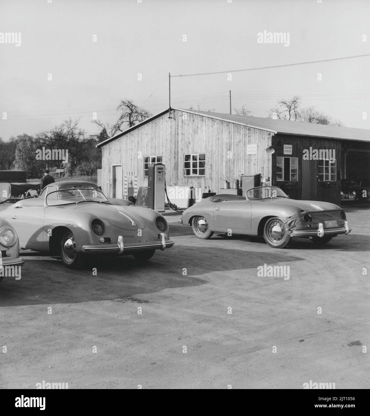 Porsche Geschichte. Eine seltene Ansicht der Porsche-Autofabrik in Stuttgart Deutschland im Jahr 1950s. Auf dem Gelände sind Porsche-Fahrzeuge in verschiedenen Produktionsstufen zu sehen. 1951. Stockfoto