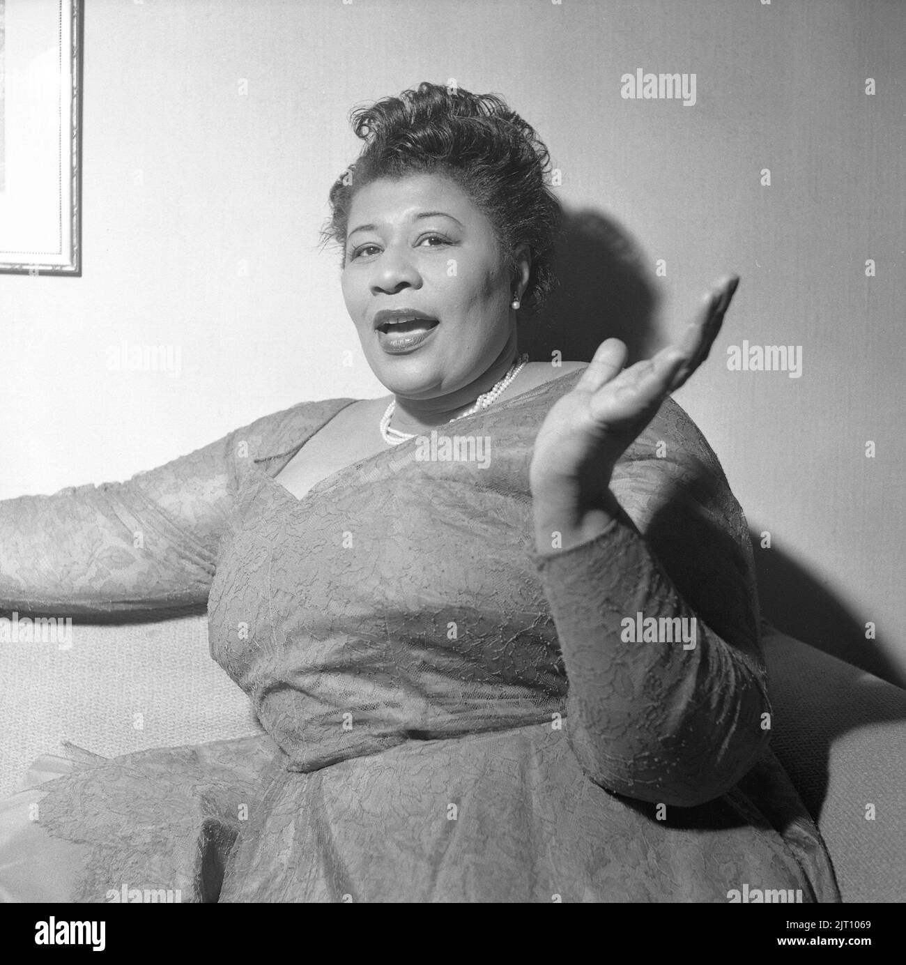 Ella Fitzgerald. 1917-1996. Einer der berühmtesten Sänger im Jazz und der populären Musik während des 20.. Jahrhunderts. Abgebildet bei einem Auftritt in Stockholm am 3 1952. april Conard Ref 1980 Stockfoto