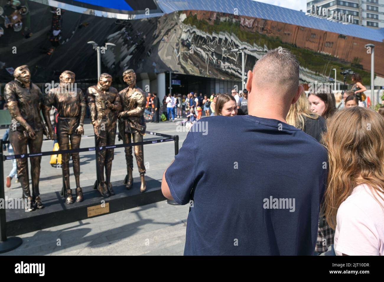 New Street Station, Birmingham August 27. 2022 - die Statue der ‘vier Jungs in Jeans' wurde in bronzefarbenen, gesprühte weibliche Schaufensterpuppen an der New Street Station in Birmingham verewigt. Die einzigartige Installation hat vier ‘interessante' Köpfe, L-R Kevin Rooney, Alex Lacey, Jamie Philips und Connor Humpage. Beunzte Fans hatten ein Selfie und posierten für Bilder während des Birmingham Weekender Festivals. Quelle: Scott CM/Alamy Live News Stockfoto