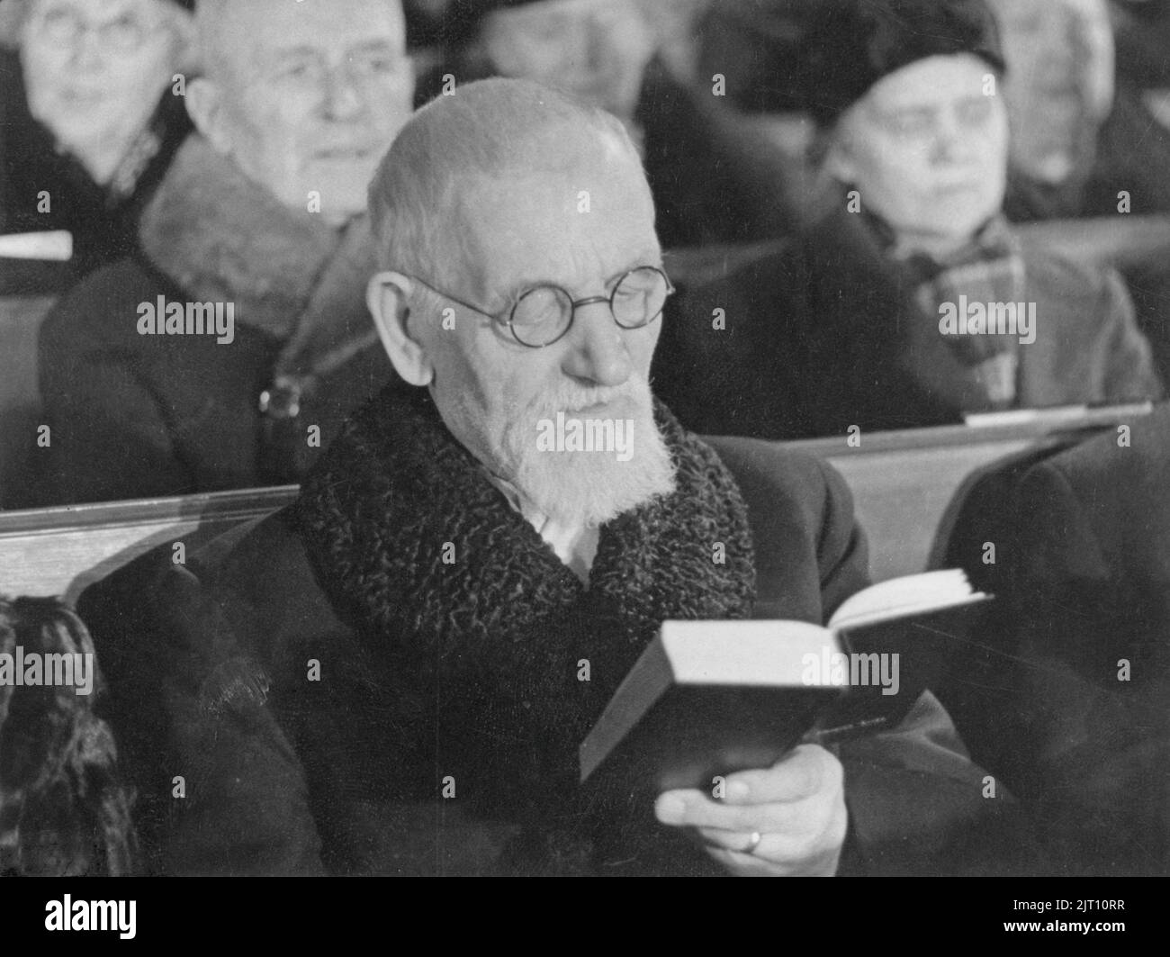 Kirche in der 1940s. Ein Mann, der in der Kirche sitzt, hält das Psalmenbuch in der Hand. Schweden 1941 Stockfoto