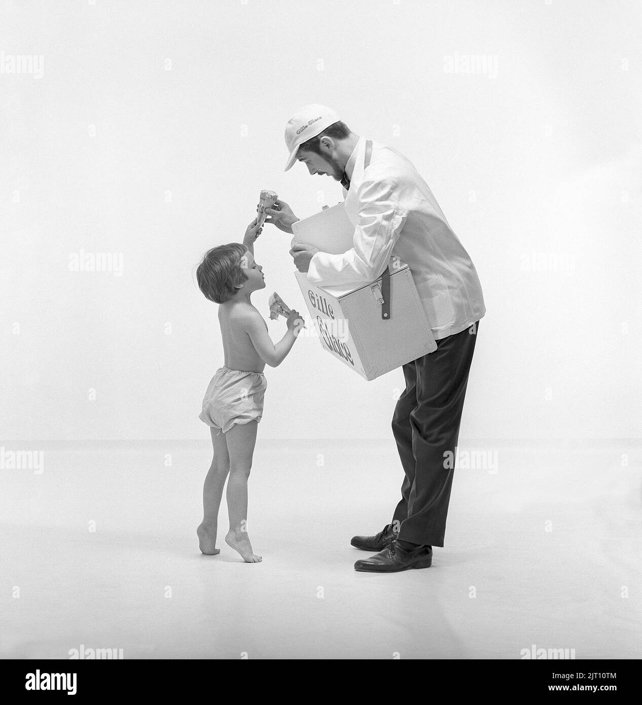 Eis in der 1960s. Ein Mädchen mit dem Eisverkäufer, das eine Kühlbox mit sich hat und ihr iice-Cream daraus geben lässt. Schweden 1960 Ref. CV12-12 Stockfoto