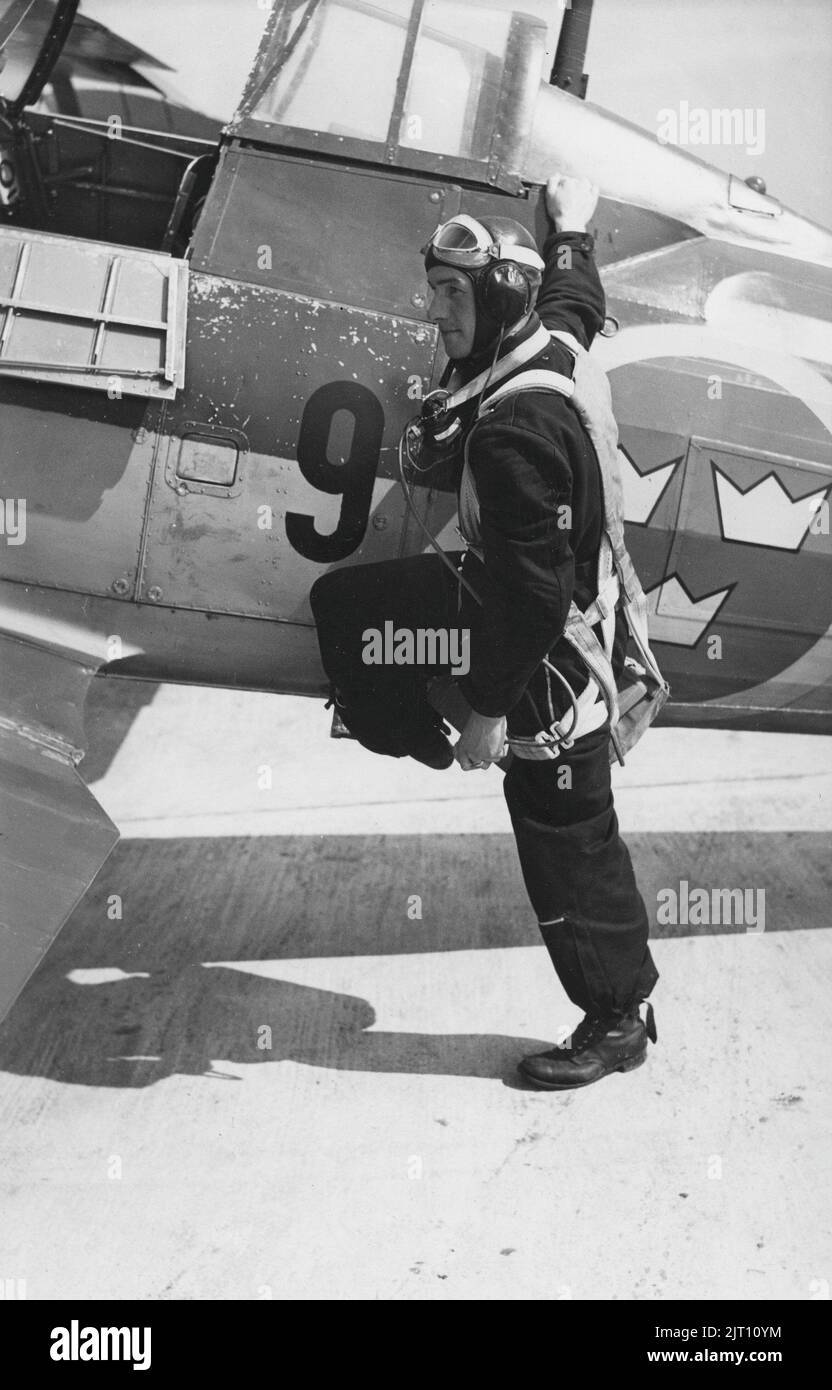 Pilot in der 1940s. Ein Pilot in seinem Flugzeug mit Ohrhörern, die in ...