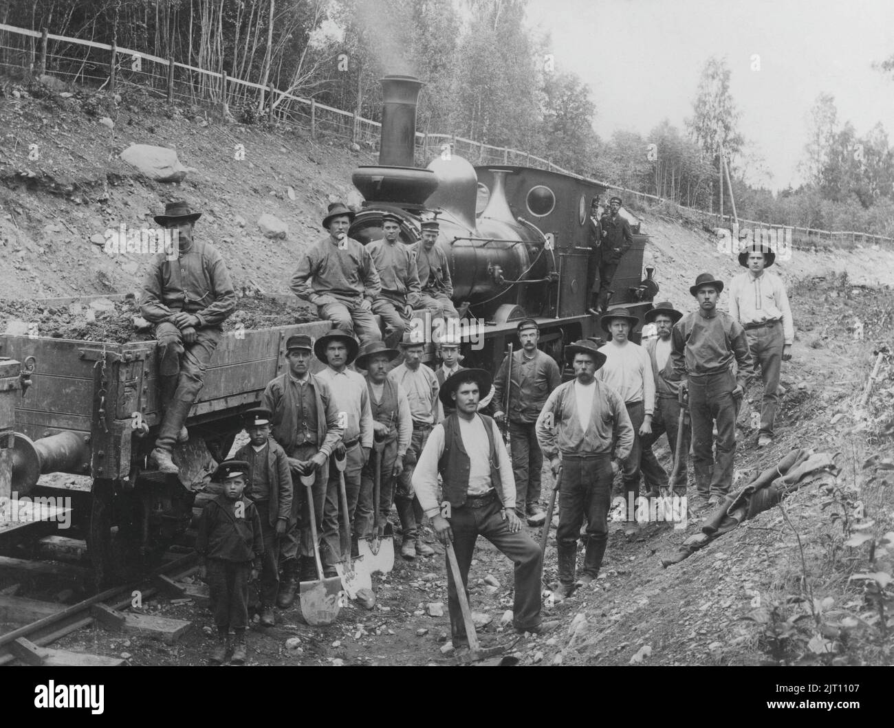 Bau von Eisenbahnen. Die Gruppe der Arbeiter auf dem Eisenbahnbau zwischen Angelsberg und Vansbro ist zu einem völligen Ende gekommen, für den Fotografen zu posieren. Zu dieser Zeit im Jahr 1900 wurden die Arbeiten zum Ausgraben der neuen Eisenbahn hauptsächlich von Hand durchgeführt. Sogar Kinder hatten Arbeitsplätze im Eisenbahnbau. Schweden 1900 Stockfoto