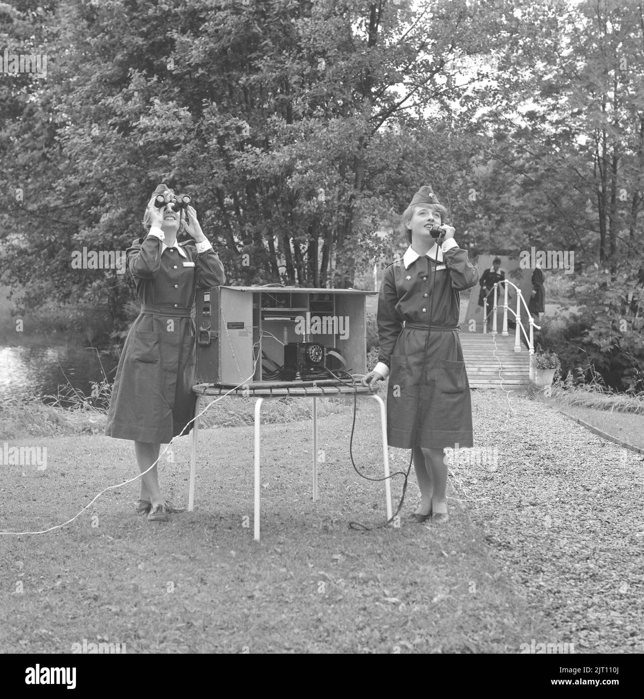 Frauen, die Teil der schwedischen Hauswache sind, praktizieren 1962. Lottorna ist eine Hilfsorganisation der schwedischen Heimatgarde, die Teil der schwedischen Streitkräfte ist. Stockfoto