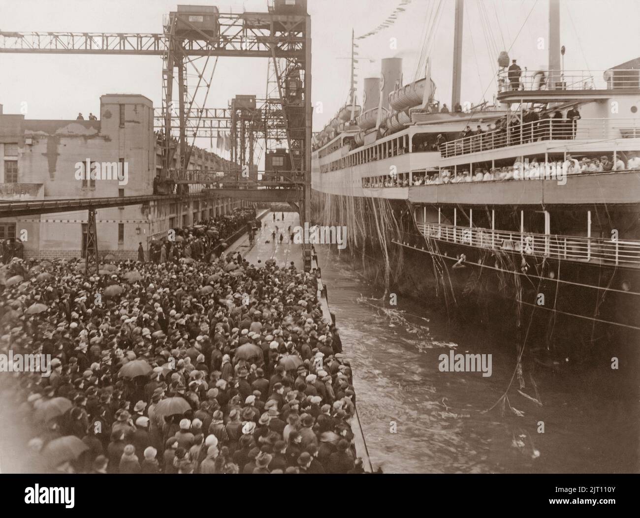 Das Jahr ist 1927. Das schwedisch-amerikanische Linienschiff M/S Gripsholm verlässt den Hafen von Göteborg für eine sechswöchige mittelmeerkreuzfahrt. Das Schiff Gripsholm galt damals mit einer Länge von 168,5 Metern als eines der luxuriösesten Schiffe auf dem Atlantik. Die berühmten Menschen dieser Zeit reisten mit ihr. Stockfoto