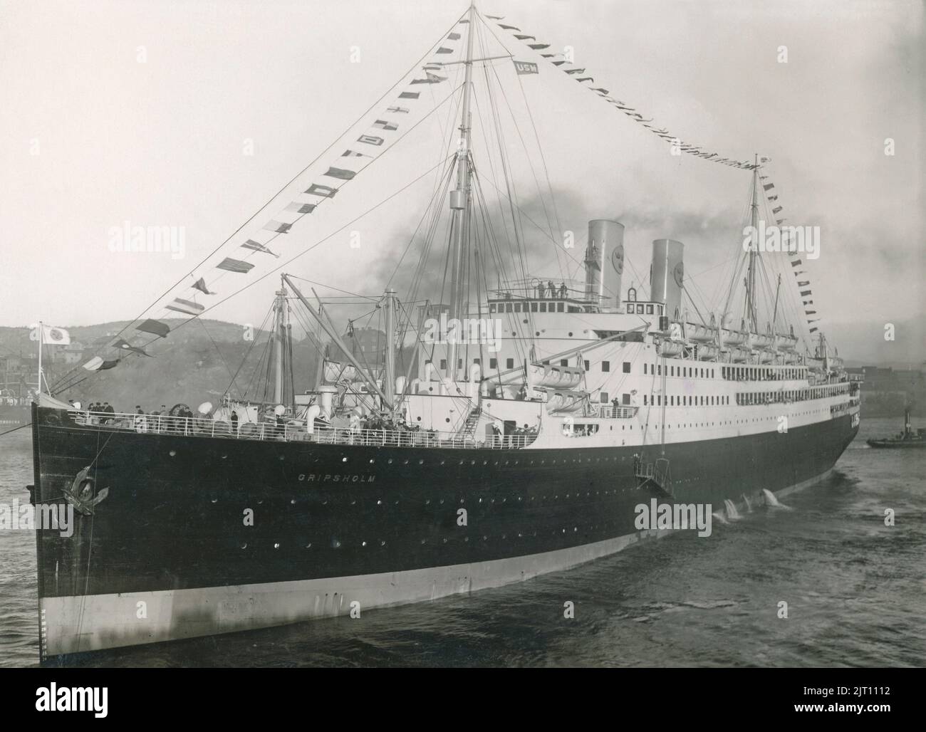 Das Jahr ist 1925. Das schwedisch-amerikanische Linienschiff M/S Gripsholm verlässt den Hafen von Göteborg auf ihrer Jungfernfahrt über den Atlantik nach New York. Das Schiff Gripsholm galt damals mit einer Länge von 168,5 Metern als eines der luxuriösesten Schiffe auf dem Atlantik. Die berühmten Menschen dieser Zeit reisten mit ihr. Stockfoto