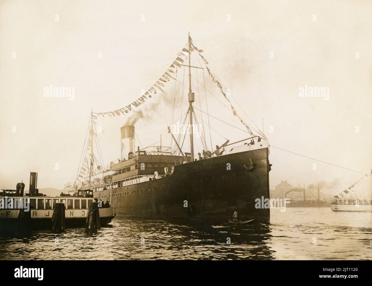 Das Jahr ist 1923. Das schwedische Lloyds-Schiff S/S Patricia kommt am 19 1923. dezember in Göteborg an. Darauf sind das frisch vertauchte Kronprinzenpaar Gustaf Adolf und Louise Mountbatten. Sie wurden am 3 1925. november in der Chapel Royal in London vom Erzbischof von Canterbury verheiratet. Stockfoto