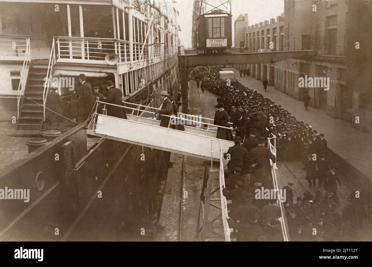 Das Jahr ist 1915. Das schwedisch-amerikanische Linienschiff S/S Stockholm in Göteborg vor ihrer Reise nach New York im dezember 11 1915 auf seiner ersten Reise über den Atlantik. Am Kai stehen Menschen Schlange, um an Bord zu gehen. Stockfoto