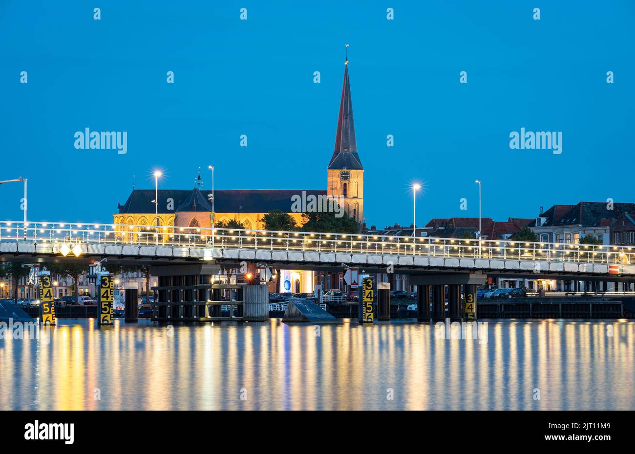 Stadt Kampen bei Nacht, Blick auf die Brücke über den Fluss Ijssel und die Bovenkerk Kirche Stockfoto