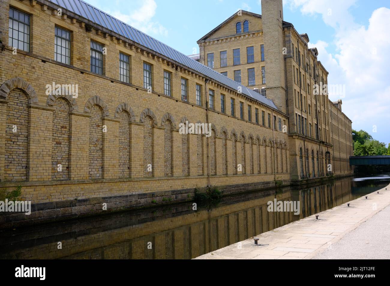 Saltaire, Salzmühle, Reflexionen , am Leeds und Liverpool Kanal, Yorkshire Stockfoto