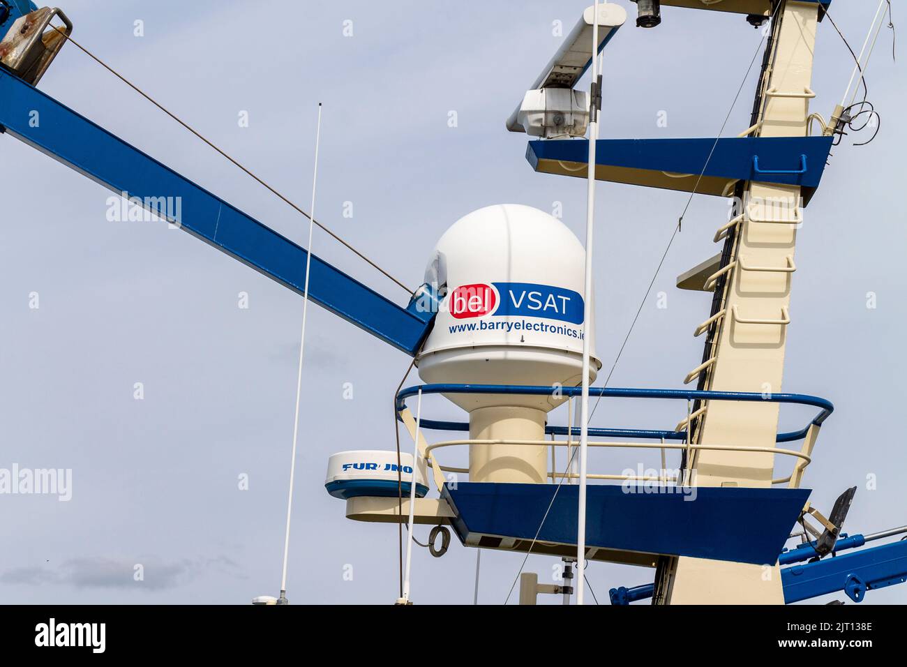 Hydraulikfehler am Kran, der die Radarkuppel beschädigt Stockfoto