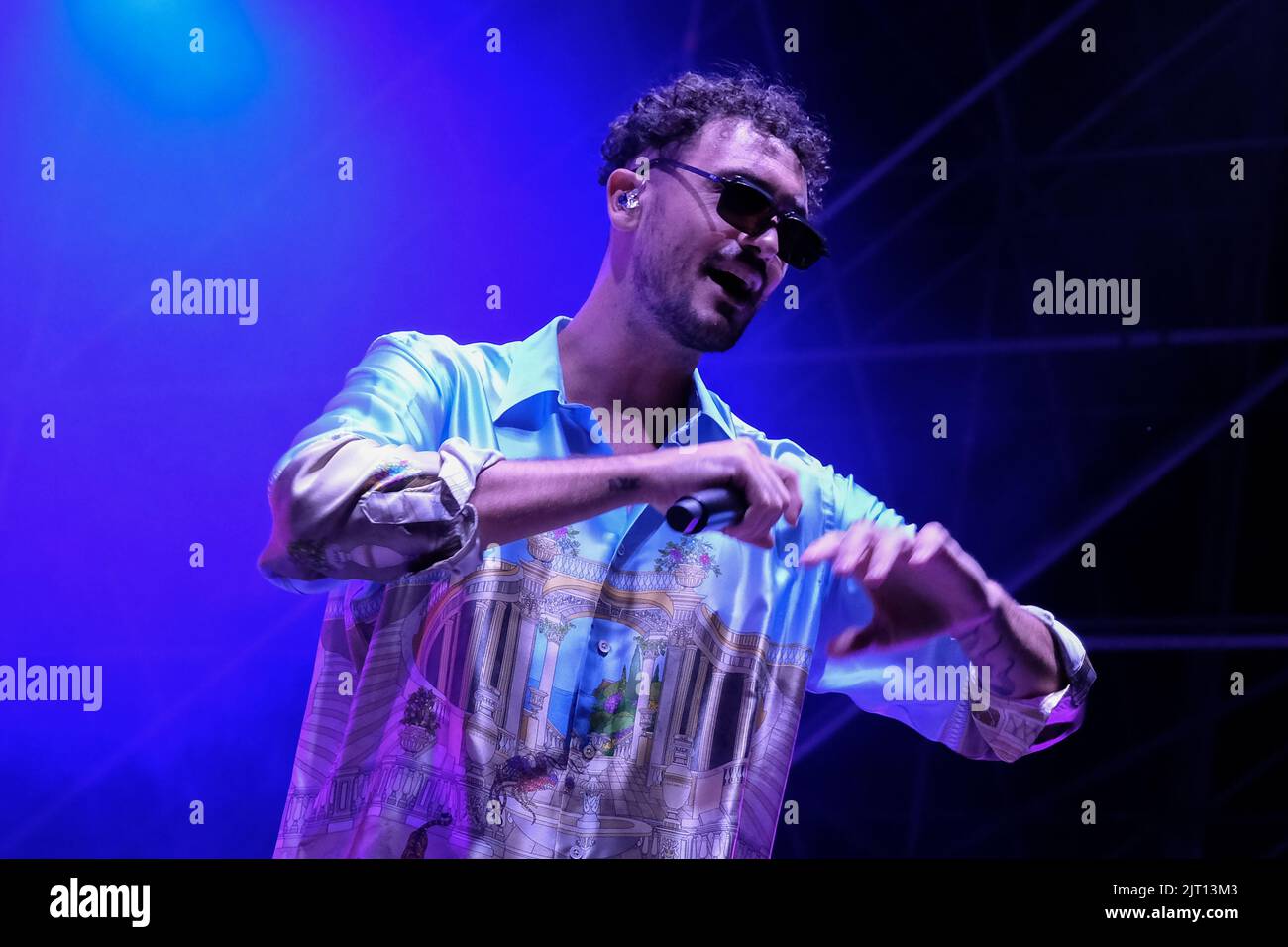 Modena, Italien. 26. August 2022. Der italienische Sänger Carl Brave alias Carlo Luigi Coraggio bei seinem Live-Auftritt in Modena, Arena sul Lago für seine Sommertournee 2022 Credit: Roberto Tommasini/Alamy Live News Stockfoto