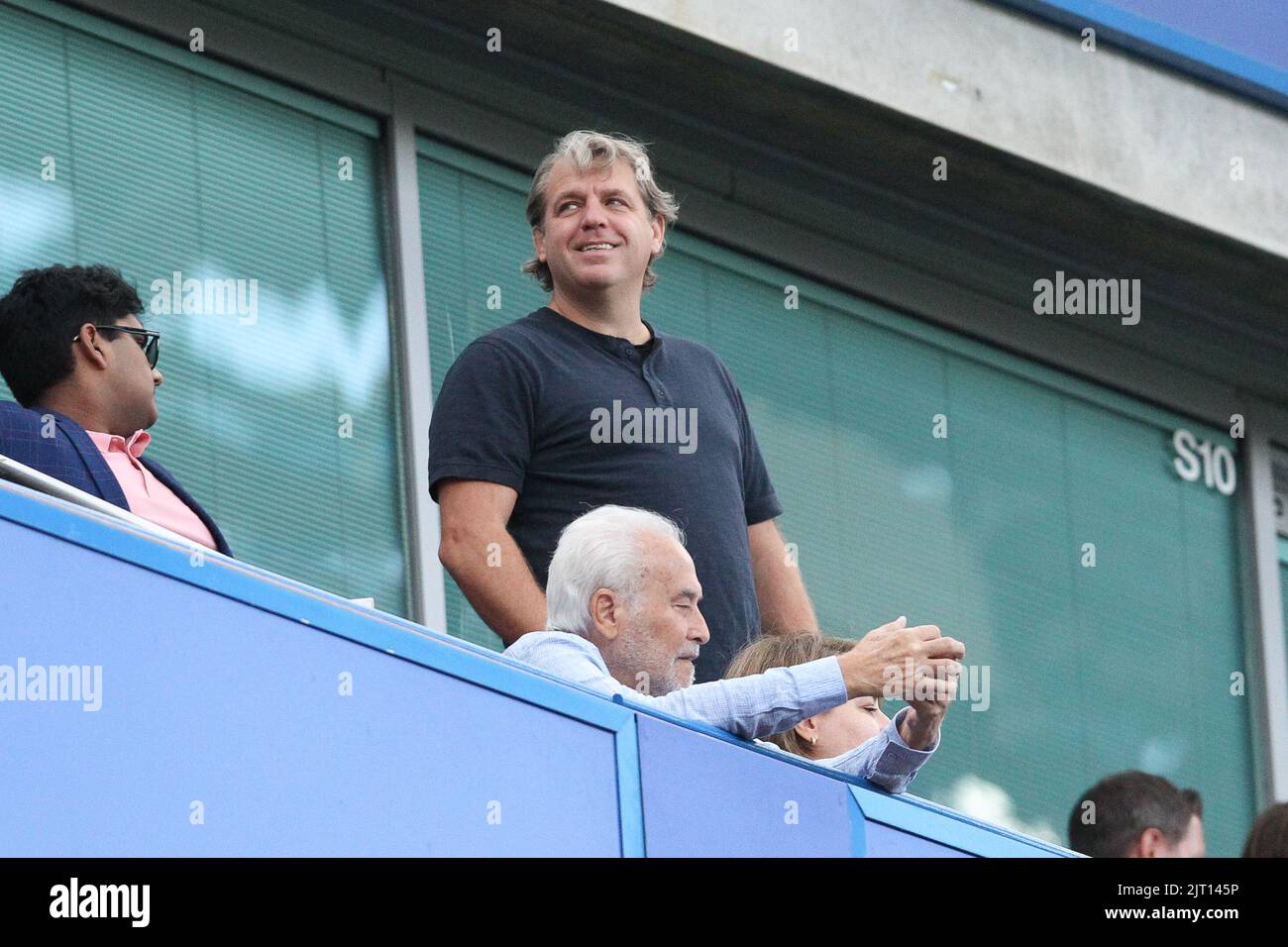 London, Großbritannien. 27. August 2022. Chelsea-Besitzer Todd Boehly auf der Tribüne während des Premier League-Spiels zwischen Chelsea und Leicester City am 27. August 2022 in Stamford Bridge, London, England. Foto von Ken Sparks. Nur zur redaktionellen Verwendung, Lizenz für kommerzielle Nutzung erforderlich. Keine Verwendung bei Wetten, Spielen oder Veröffentlichungen einzelner Clubs/Vereine/Spieler. Kredit: UK Sports Pics Ltd/Alamy Live Nachrichten Stockfoto