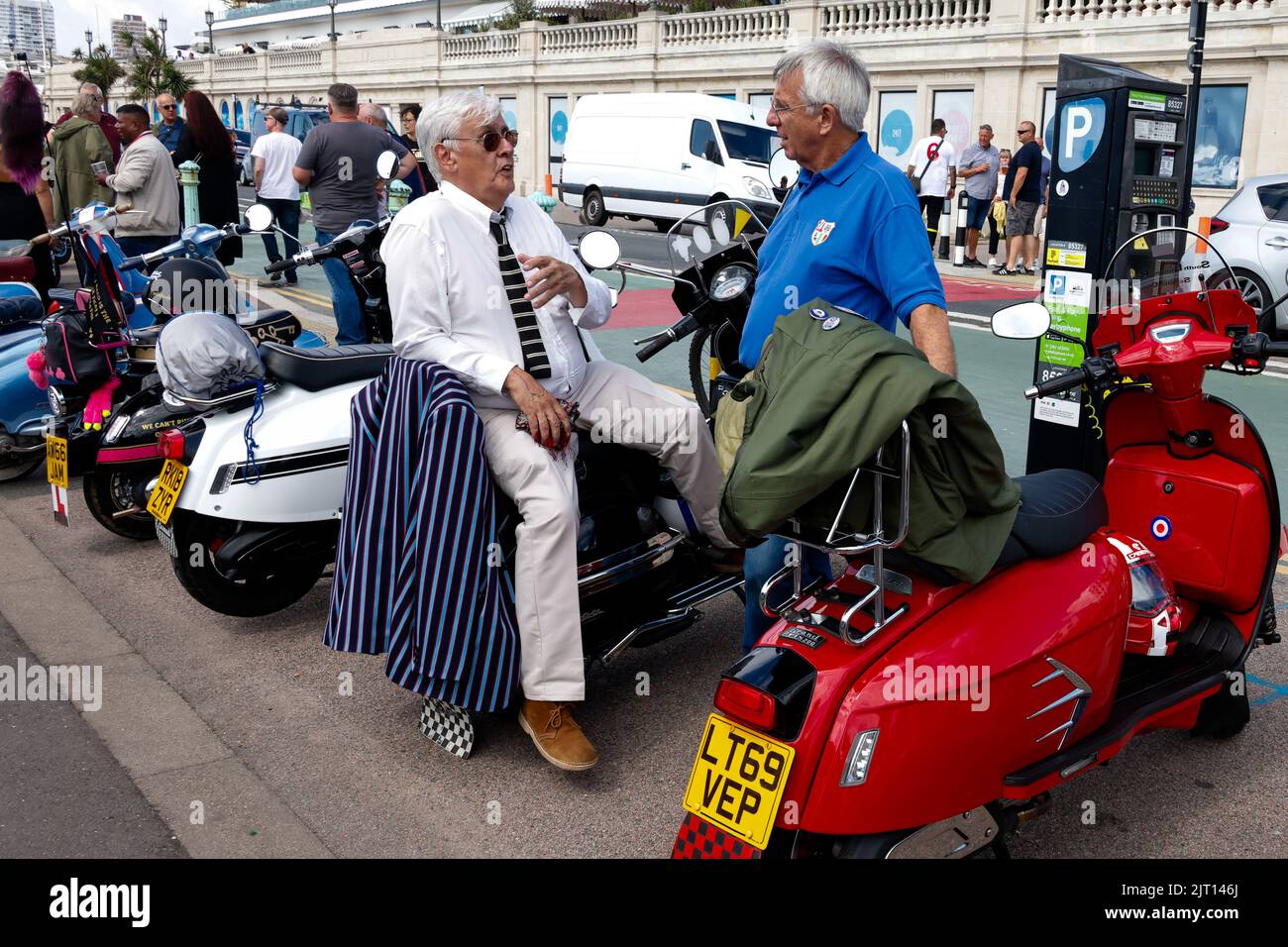 Madeira Drive, City of Brighton & Hove UK. The Mod All Weekender Brighton 2022 das jährliche Treffen für die Liebhaber der Kultur von Mod 60's in Brighton, das mit ihrem traditionellen Transportmittel, dem Roller, ankommt. 27.. August 2022 Quelle: David Smith/Alamy Live News Stockfoto