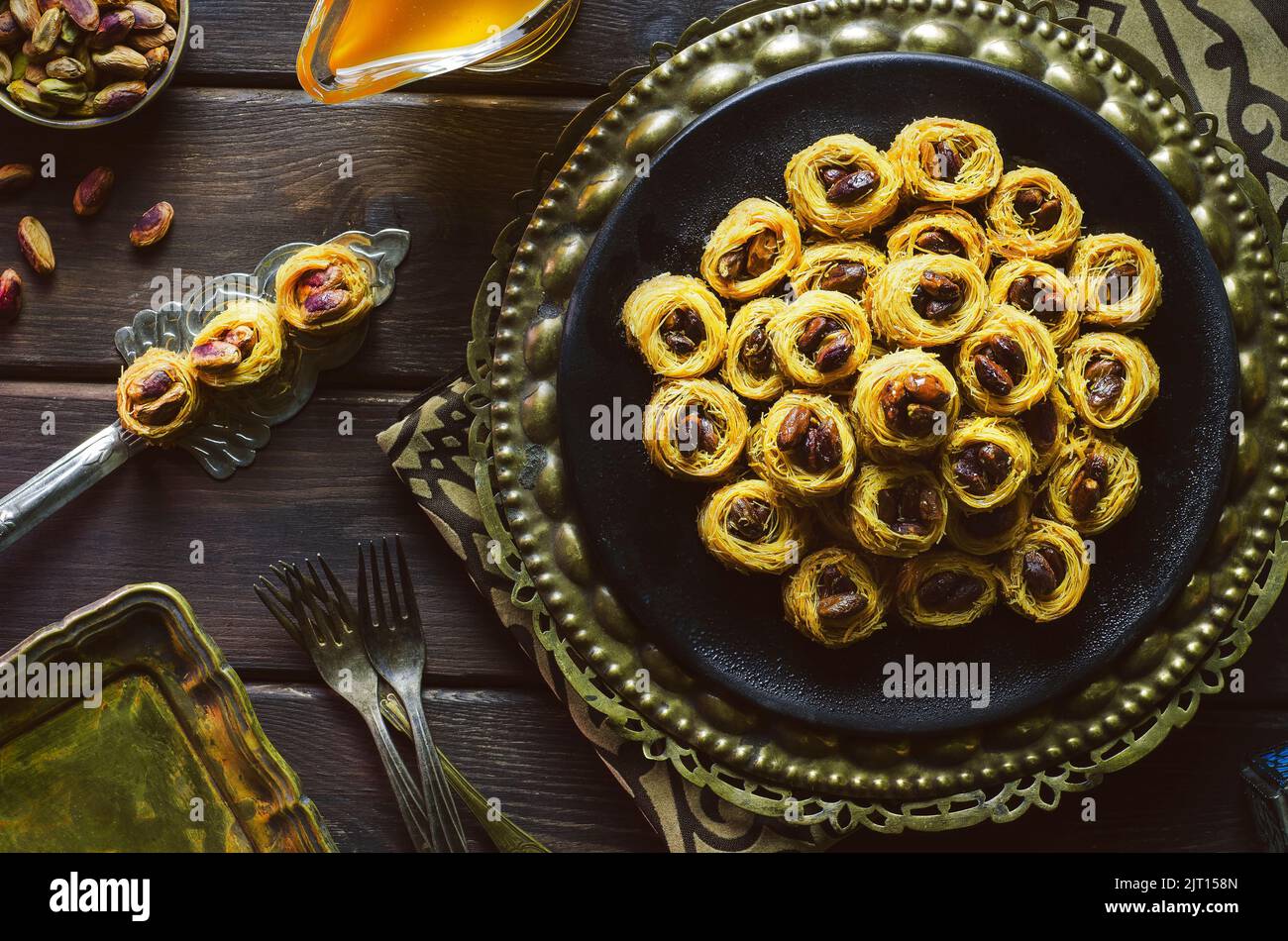 Arabische Küche, traditionelles Gebäck aus dem Nahen Osten und das berühmte Dessert „Kunafa“ im Ramadan mit gerösteter Pistazie. Stockfoto