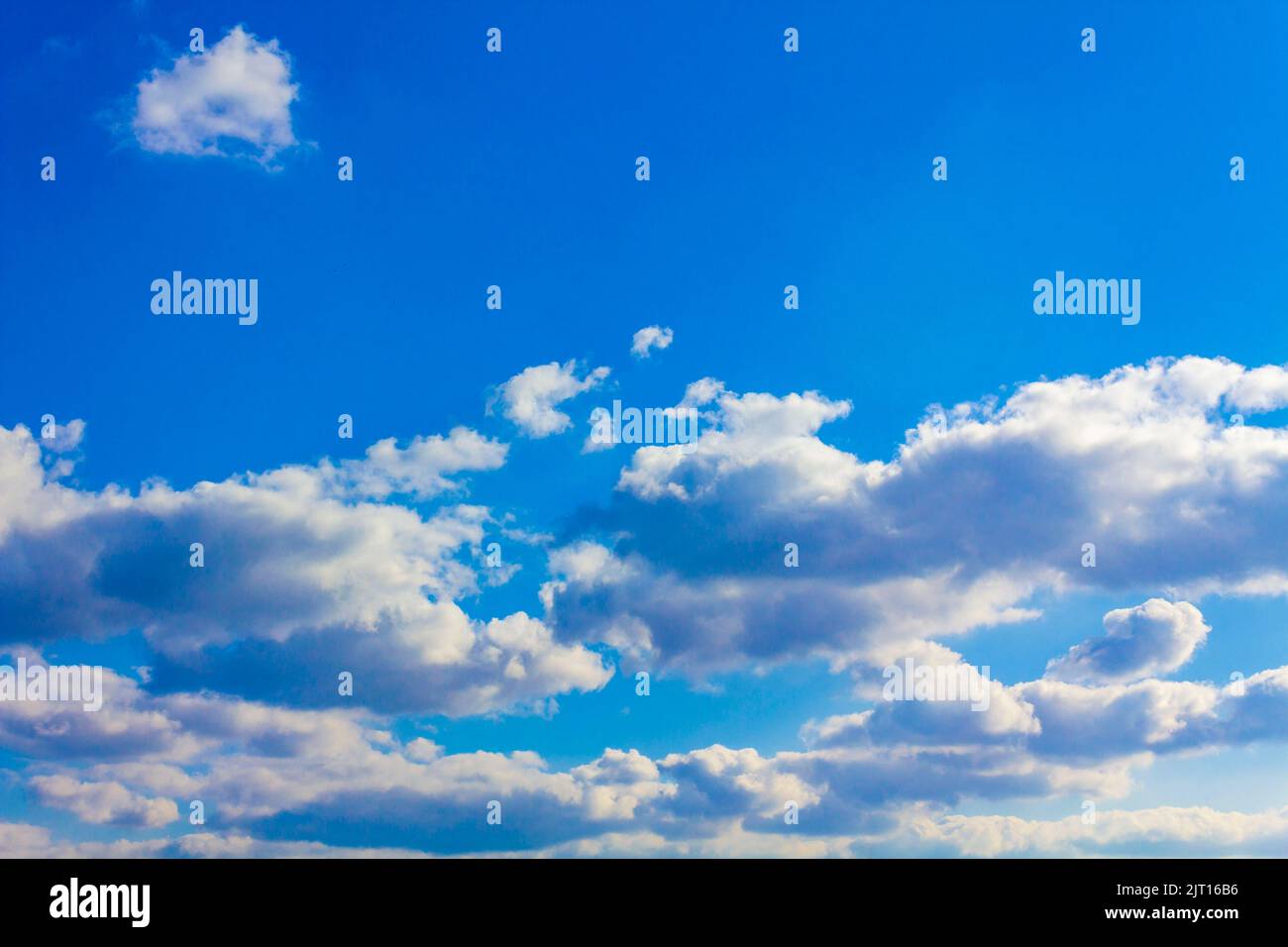 Blauer Himmel mit weißen Wolken wunderschöne Wolkenlandschaft und Hintergrund in Loxstedt Cuxhaven Niedersachsen Deutschland. Stockfoto